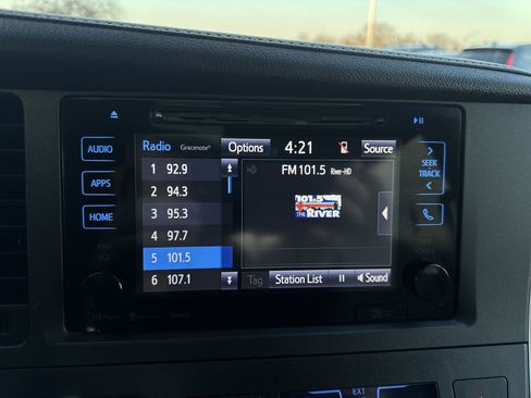 Used 2017 Toyota Sienna XLE image 13