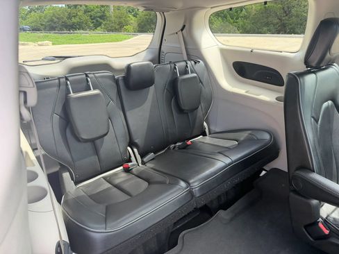Used 2018 Chrysler Pacifica Limited FWD image 48