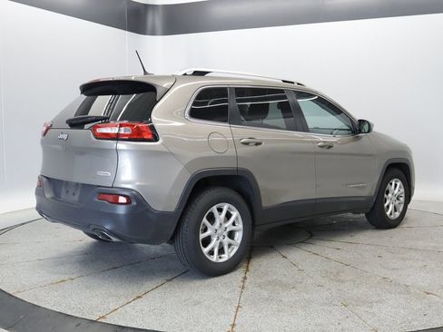 Used 2016 Jeep Cherokee Latitude w/ Cold Weather Group FWD image 6