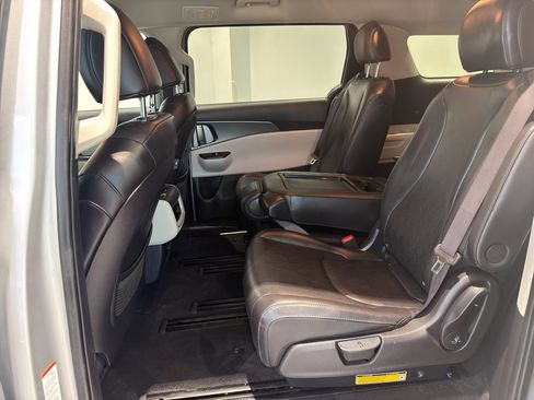 Used 2023 Kia Carnival LX FWD image 19