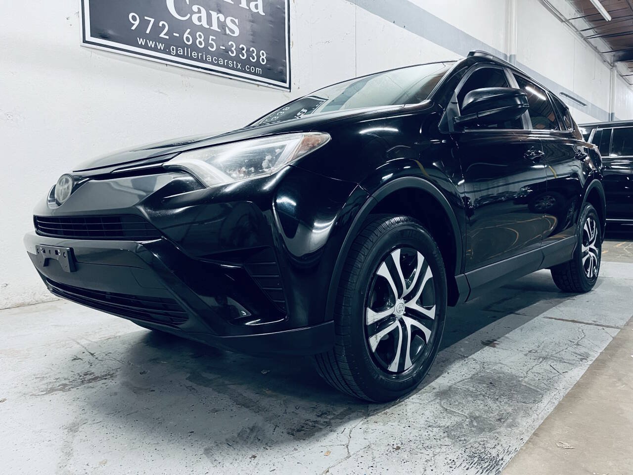 Used 2017 Toyota RAV4 LE FWD image 2