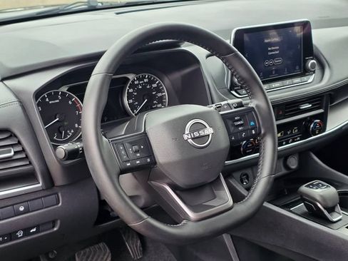 Used 2025 Nissan Rogue SV FWD image 13