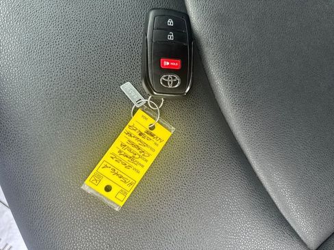 Used 2022 Toyota Corolla Cross XLE AWD/4WD image 29