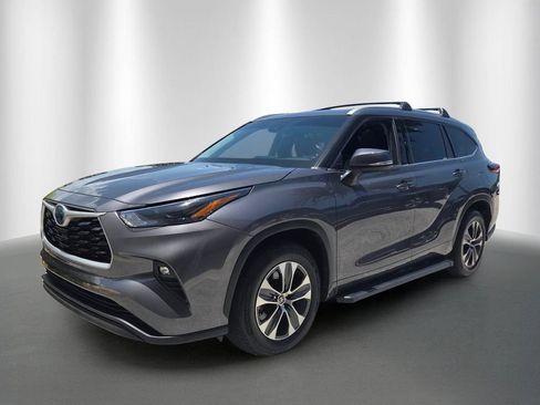 Used 2022 Toyota Highlander XLE FWD image 6
