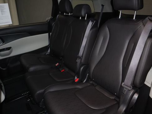 Used 2024 Kia Carnival LX FWD image 20