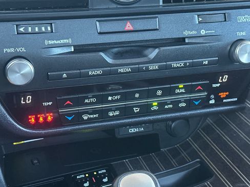 Used 2022 Lexus RX 450h AWD w/ Luxury Package image 21