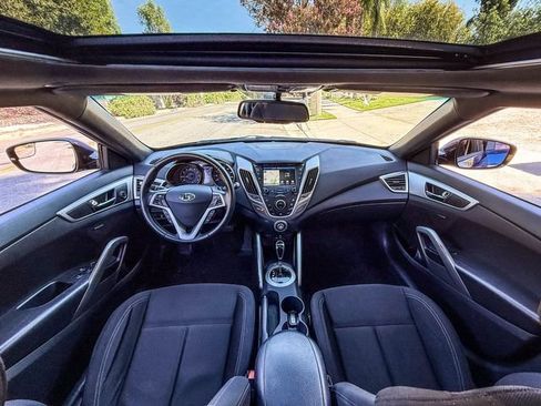 Used 2017 Hyundai Veloster Value Edition FWD image 7