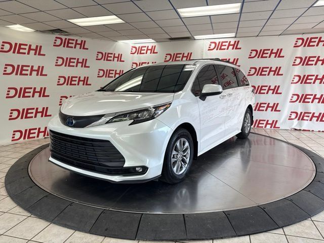 Used 2025 Toyota Sienna XLE w/ XLE Plus Package FWD image 6