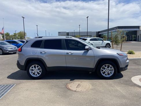 Used 2018 Jeep Cherokee Latitude w/ Safety Group AWD/4WD image 2