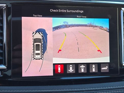 Used 2021 Chrysler Pacifica Limited w/ Uconnect Theater Family Group image 33