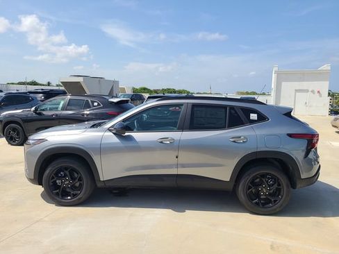 New 2026 Chevrolet Trax LT w/ Midnight Edition FWD image 2
