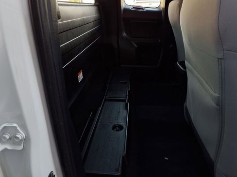 Used 2018 Toyota Tacoma SR image 19