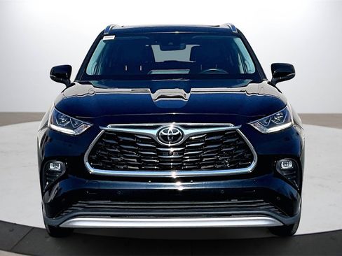 Used 2021 Toyota Highlander Platinum image 3