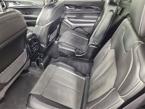 Used 2023 Jeep Grand Cherokee L Laredo image 12