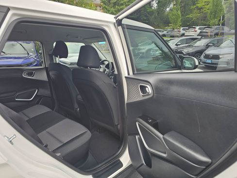 Used 2023 Kia Soul LX w/ LX Technology Package FWD image 14