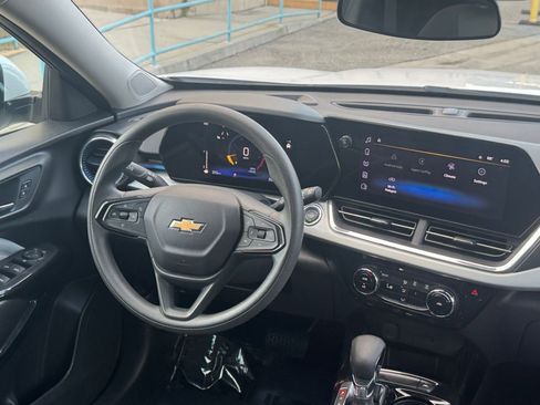 Used 2025 Chevrolet Trax LT image 33