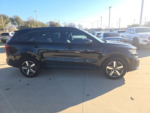 Used 2023 Kia Sorento S image 2