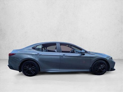 Used 2025 Toyota Camry SE image 4