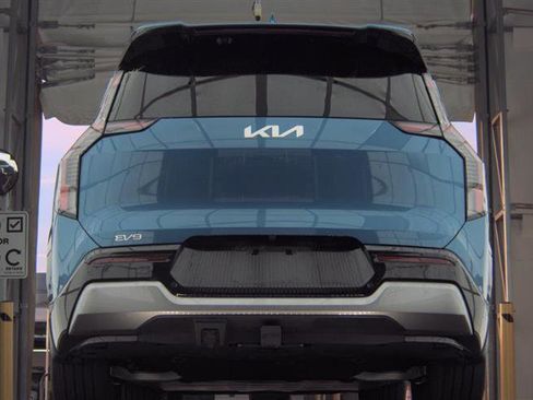 Used 2024 Kia EV9 Land image 7