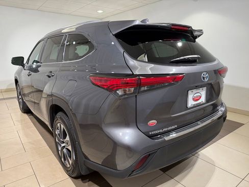Used 2021 Toyota Highlander XLE AWD/4WD image 3