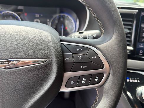 Used 2025 Chrysler Pacifica Select FWD image 12