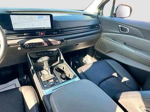 Used 2025 Kia Carnival EX image 23