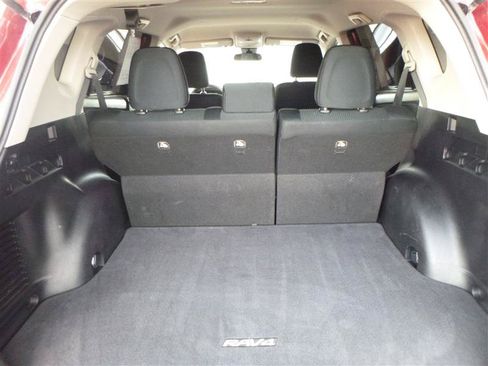 Used 2018 Toyota RAV4 LE w/ Carpet Mat Package AWD/4WD image 17