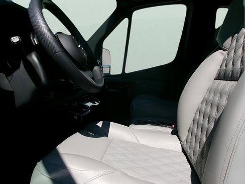 Used 2025 Mercedes-Benz Sprinter 2500 image 24