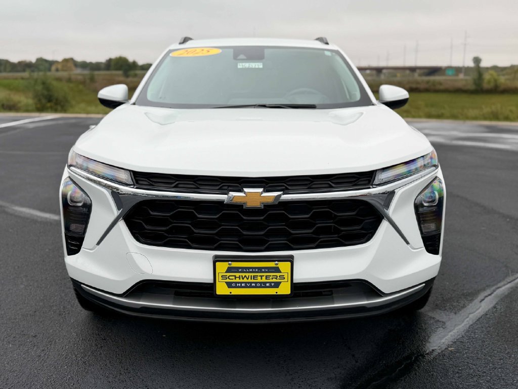 Used 2025 Chevrolet Trax LT FWD image 2