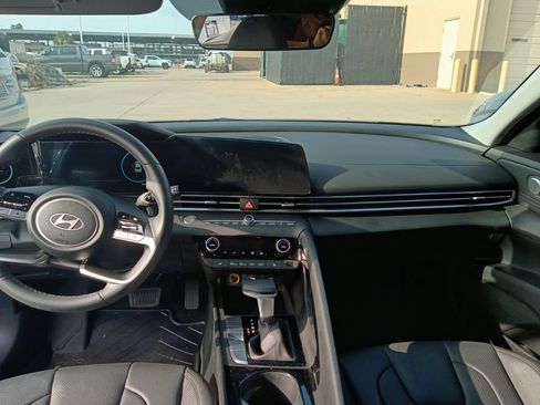 Used 2025 Hyundai Elantra Limited FWD image 8