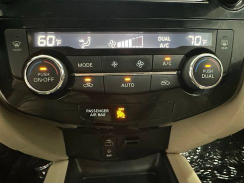 Used 2017 Nissan Rogue SV w/ SV Premium Package AWD/4WD image 18