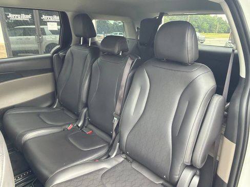 Used 2026 Kia Carnival FWD image 5
