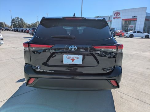 Certified 2023 Toyota Highlander LE image 6