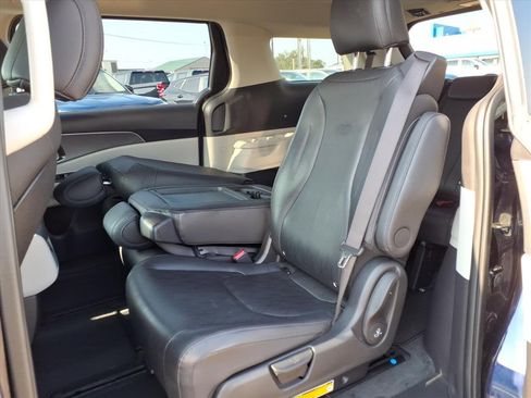 Used 2023 Kia Carnival LX image 17