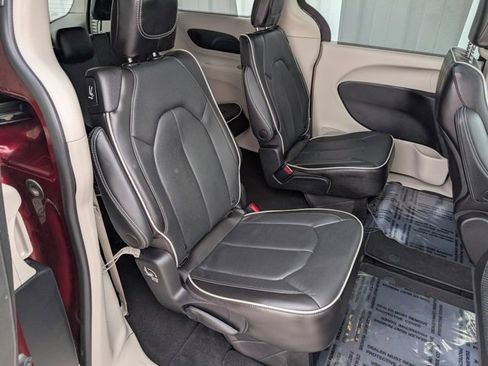 Used 2023 Chrysler Pacifica Limited image 28