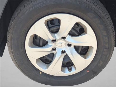 Used 2021 Toyota RAV4 LE FWD image 17