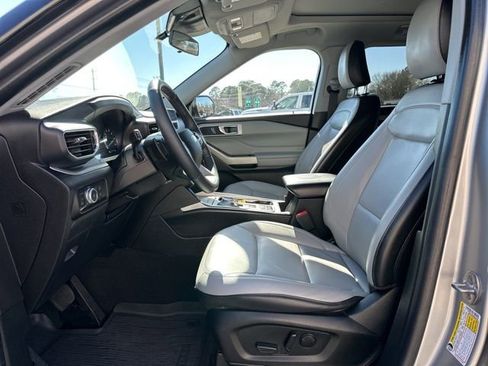 Used 2021 Ford Explorer XLT w/ Equipment Group 202A image 9