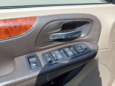 Used 2015 Chrysler Town & Country Touring-L FWD image 13