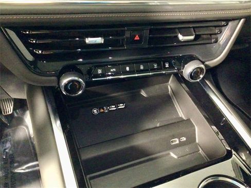 Used 2025 Chevrolet Suburban High Country image 25