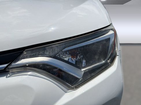 Used 2018 Toyota RAV4 XLE AWD/4WD image 11