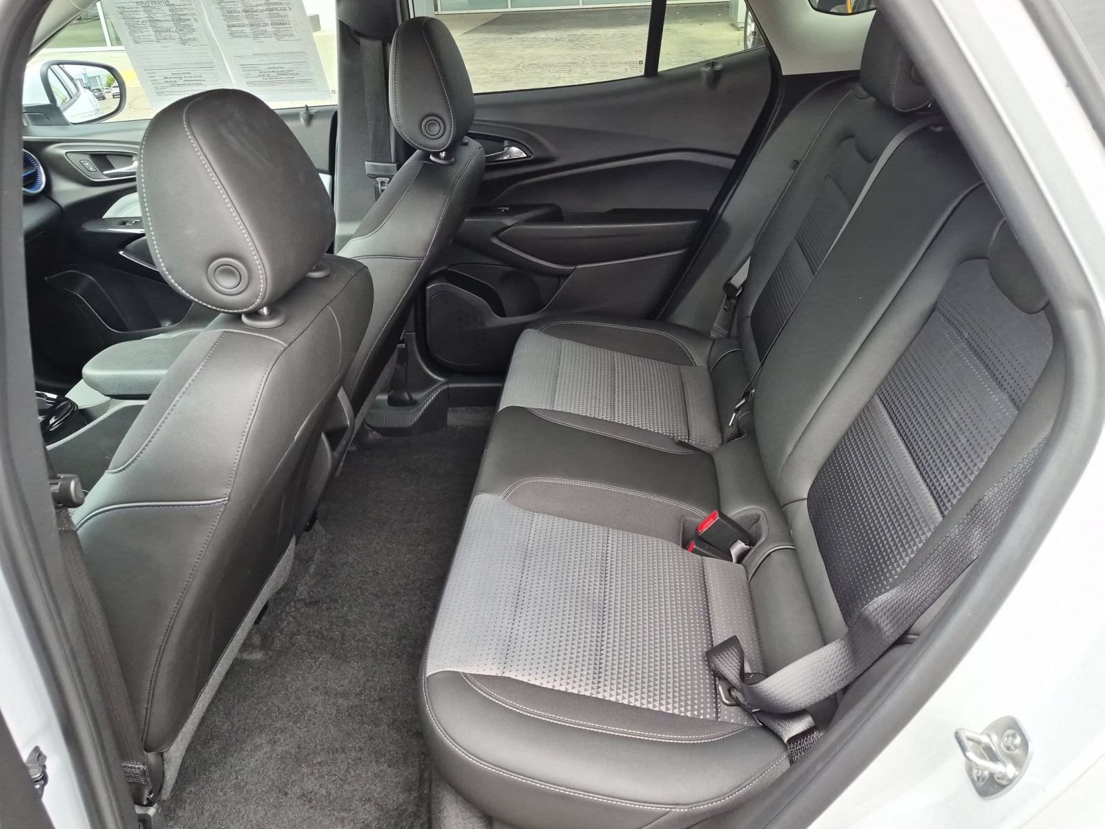 Used 2025 Chevrolet Trax LT w/ LPO, Blackout Package FWD image 24