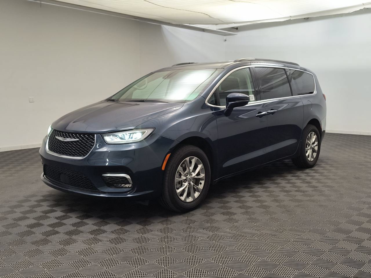 Used 2022 Chrysler Pacifica Touring-L AWD/4WD image 1