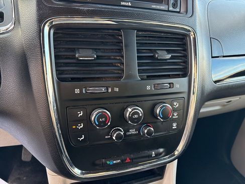Used 2017 Dodge Grand Caravan SXT image 41