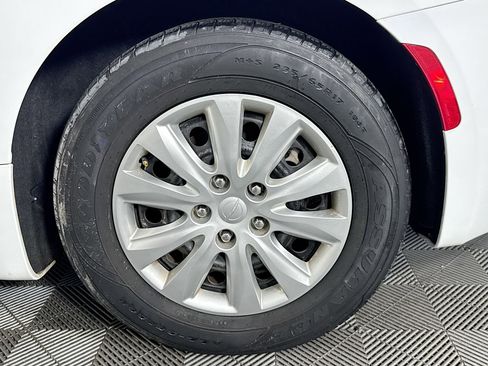 Used 2020 Chrysler Voyager L image 36