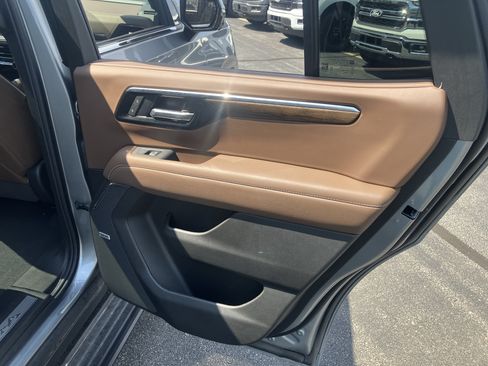 Used 2025 Chevrolet Tahoe High Country AWD/4WD image 11