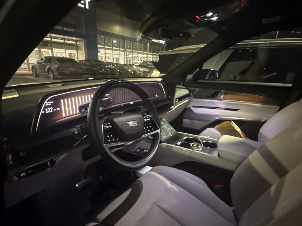 Certified 2026 Cadillac Vistiq Luxury AWD/4WD image 2
