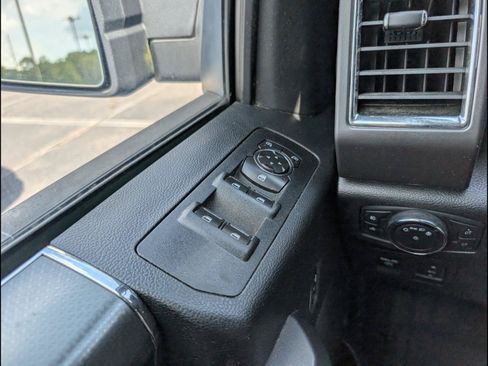 Used 2017 Ford F150 XLT w/ Equipment Group 302A Luxury AWD/4WD image 18