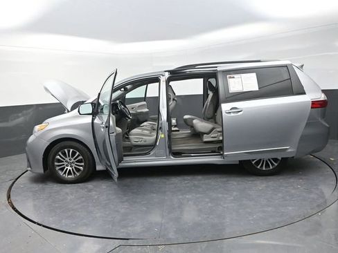 Used 2018 Toyota Sienna XLE FWD image 31