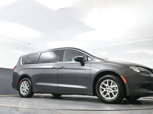 Used 2023 Chrysler Voyager LX FWD image 49