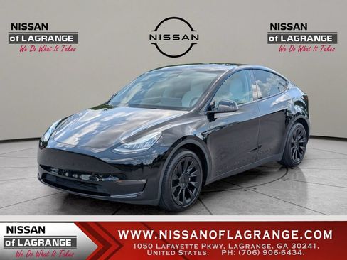 Used 2022 Tesla Model Y Long Range AWD/4WD image 1